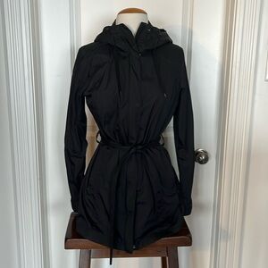 Women’s  Columbia Rain/Wind resistant jacket.